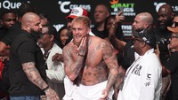 Jake Paul meledek tamparan Tyson tidak ada rasanya dan bilang, kini jadi urusan pribadi, ia akan mati!. Foto: AP/Julio Cortez
