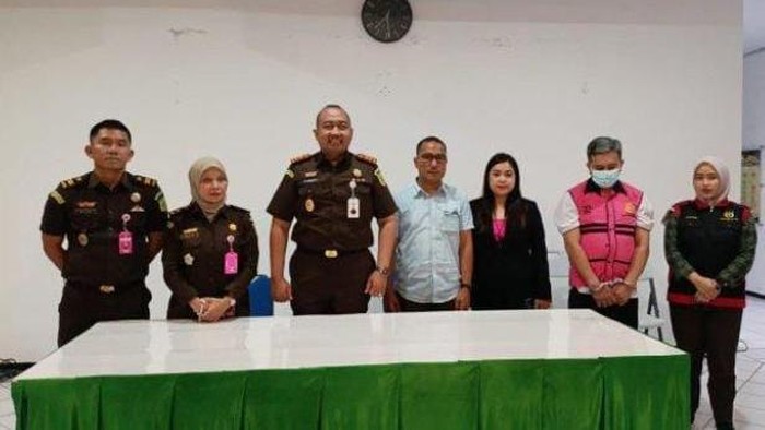 Kejaksaan Negeri (Kejari) Kabupaten Minahasa, Sulawesi Utara (Sulut), menetapkan mantan bendahara Dinas Pendidikan (Disdik) Minahasa berinisial MS (46) sebagai tersangka kasus korupsi