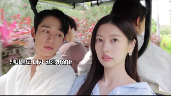 Sejumlah shipper JungJung Couple menyorot bagaimana Jung Hae In curi pandang ke arah Jung So Min saat nyetir. Foto: dok. YouTube @ssomday