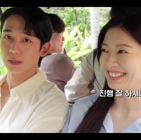 Menuju lokasi pemotretan berikutnya di The Mulia Nusa Dua Bali. Jung So Min duduk di samping Jung Hae In yang menyetir mobil buggy mini, fasilitas hotel. Foto: dok. YouTube @ssomday