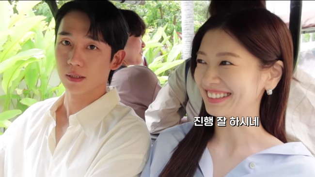 Menuju lokasi pemotretan berikutnya di The Mulia Nusa Dua Bali. Jung So Min duduk di samping Jung Hae In yang menyetir mobil buggy mini, fasilitas hotel. Foto: dok. YouTube @ssomday