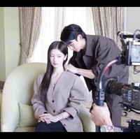 Vlog yang diunggah Jung So Min memperlihatkan momen manis ketika Jung Hae In membantu memasangkan kalungnya. Foto: dok. YouTube @ssomday