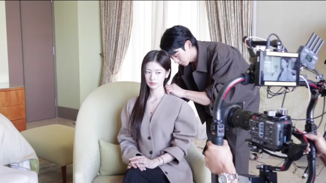 Vlog yang diunggah Jung So Min memperlihatkan momen manis ketika Jung Hae In membantu memasangkan kalungnya. Foto: dok. YouTube @ssomday