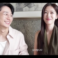 Dalam vlog yang diunggah Jumat (15/11/2024), Jung So Min memuji penampilan Jung Hae In memakai kacamata. Tak sedikit penggemar yang baper melihat interaksi keduanya. Terlebih Jung So Min tampak tersenyum malu. Foto: dok. YouTube @ssomday