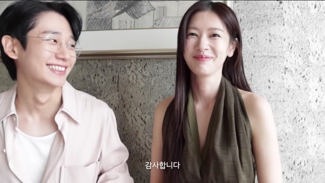 Dalam vlog yang diunggah Jumat (15/11/2024), Jung So Min memuji penampilan Jung Hae In memakai kacamata. Tak sedikit penggemar yang baper melihat interaksi keduanya. Terlebih Jung So Min tampak tersenyum malu. Foto: dok. YouTube @ssomday