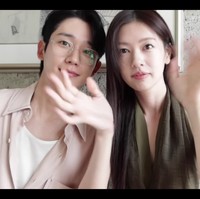 Pasangan drama Korea Love Next Door, Jung Hae In dan Jung So Min terbang ke Bali untuk menjalani pemotretan pada Selasa (24/9/2024) kemarin. Penggemar akhirnya mendapat asupan konten JungJung Couple lewat unggahan vlog terbaru Jung So Min. Foto: dok. YouTube @ssomday