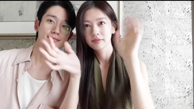 Pasangan drama Korea Love Next Door, Jung Hae In dan Jung So Min terbang ke Bali untuk menjalani pemotretan pada Selasa (24/9/2024) kemarin. Penggemar akhirnya mendapat asupan konten JungJung Couple lewat unggahan vlog terbaru Jung So Min. Foto: dok. YouTube @ssomday