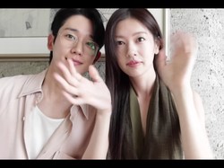 8 Momen Manis Jung Hae In & Jung So Min Pemotretan di Bali, Diisukan Pacaran