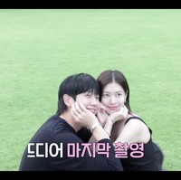 Rumor pacaran Jung Hae In dan Jung So Min dipicu karena keduanya memiliki jadwal pemotretan meskipun sudah menyelesaikan syuting drama Korea Love Next Door. Saat ditanyakan perihal rumor tersebut, keduanya kompak untuk tidak berkomentar lebih jauh. Foto: dok. YouTube @ssomday