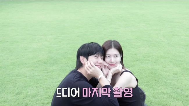 Rumor pacaran Jung Hae In dan Jung So Min dipicu karena keduanya memiliki jadwal pemotretan meskipun sudah menyelesaikan syuting drama Korea Love Next Door. Saat ditanyakan perihal rumor tersebut, keduanya kompak untuk tidak berkomentar lebih jauh. Foto: dok. YouTube @ssomday