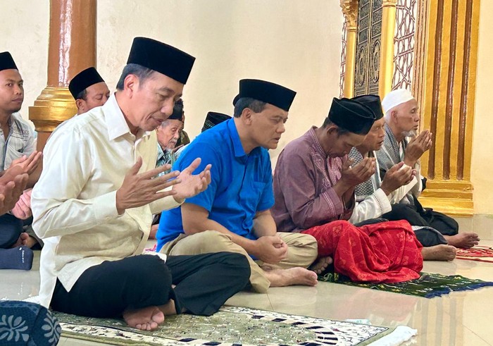 Momen Jokowi Salat Jumat Bareng Ahmad Luthfi di Masjid Baiturrohman Prupuk