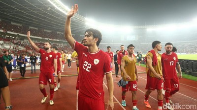 Momen Pemain Timnas Indonesia Sapa Pendukung Seusai Laga