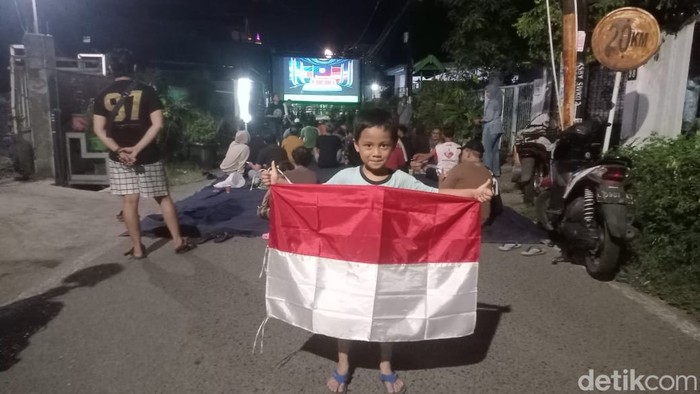 Suasana nobar Timnas Indonesia saat Kualifikasi Piala Dunia 2026 di kampung Surabaya