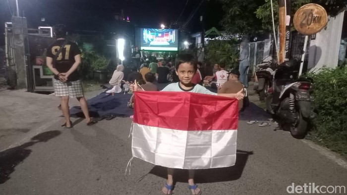 Suasana nobar Timnas Indonesia saat Kualifikasi Piala Dunia 2026 di kampung Surabaya