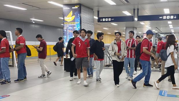 Nonton timnas naik kendaraan umum / MRT