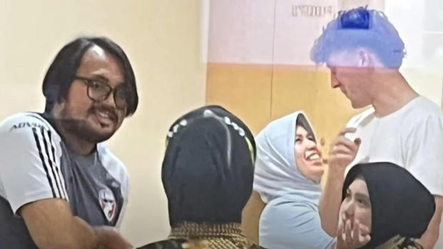 Ole Romeny menjalani pemeriksaan medis di RS Mitra Keluarga Cibubur (Foto: Twitter)