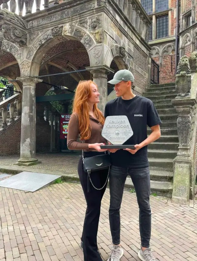 Pien Boone adalah salah satu WAGs timnas yang sering memberi dukungan kepada pasangan saat berlaga. Beberapa kali Pien tampak menghadiri laga Jay di Indonesia, mungkin juga termasuk hari ini.Foto: Instagram/TikTok