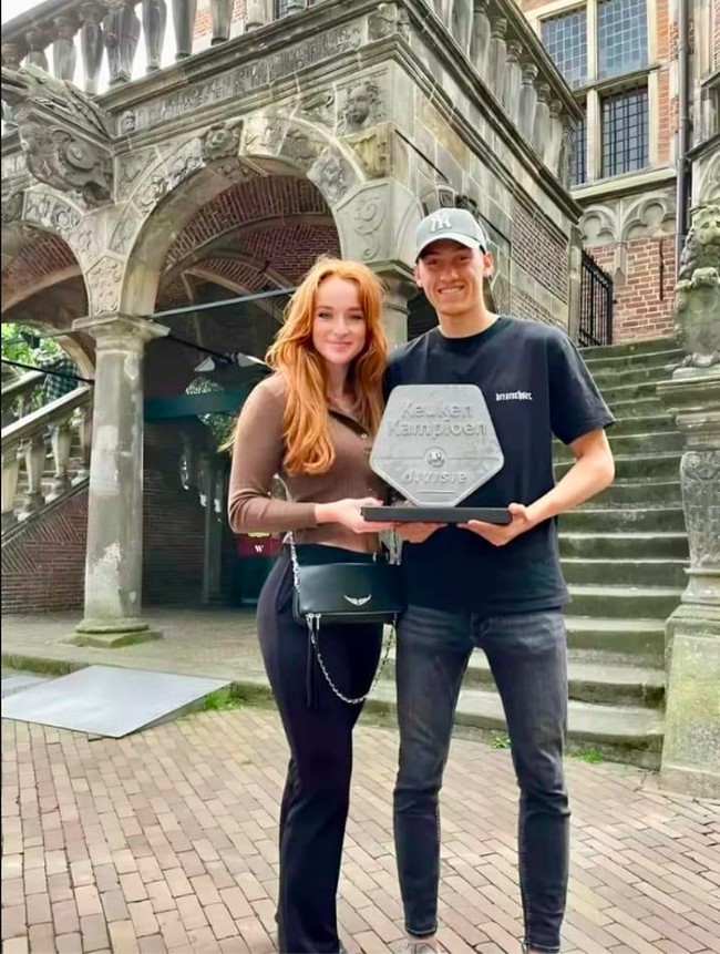 Pien Boone telah menemani Jay Idzes saat bintang lapangan tersebut membela Venezia. Foto: Instagram/TikTok