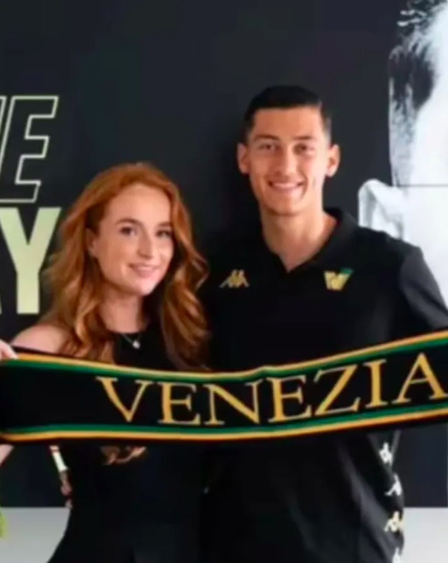 Berbagi foto Pien Boone yang tersebar di internet menampilkan potret mesranya dengan Jay Idzes.Foto: Instagram/TikTok