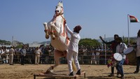 Unta kebanyakan dibeli oleh orang-orang dari Gujarat, Rajasthan dan Madhya Pradesh untuk digunakan di peternakan mereka atau sebagai transportasi. Hewan lain, termasuk kuda, juga diperjualbelikan di acara tersebut.