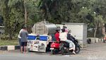 Gaya Unik Pedagang Susu Sapi Segar di Surabaya