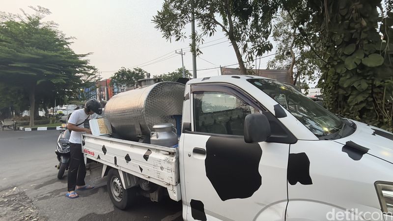 Pedagang susu sapi unik di Surabaya