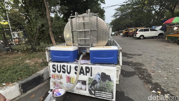 Pedagang susu sapi unik di Surabaya