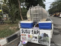 Unik! Pedagang di Surabaya Jualan Susu Bawa Tangki dan Pikap Corak Sapi