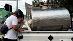 Gaya Unik Pedagang Susu Sapi Segar di Surabaya