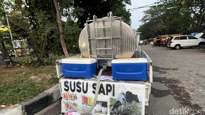 Pedagang susu sapi unik di Surabaya