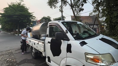 Gaya Unik Pedagang Susu Sapi Segar di Surabaya