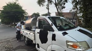 Gaya Unik Pedagang Susu Sapi Segar di Surabaya
