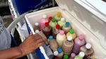 Gaya Unik Pedagang Susu Sapi Segar di Surabaya