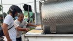 Gaya Unik Pedagang Susu Sapi Segar di Surabaya