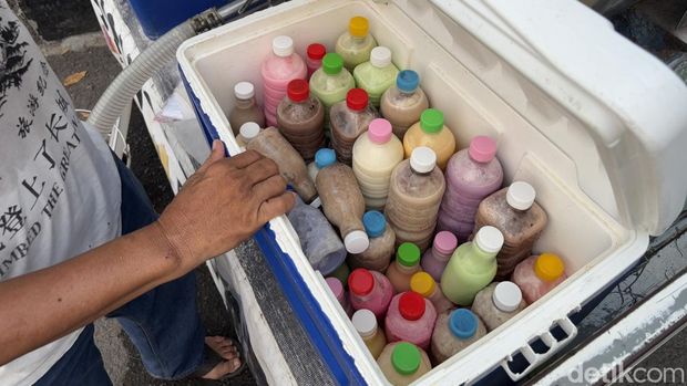 Pedagang susu sapi unik di Surabaya