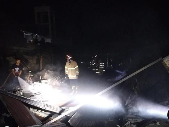 Pemadaman tempat parkiran sepeda motor yang terbakar di dekat pabrik garmen wilayah Desa Butuh, Mojosongo, Kabupaten Boyolali, Jumat (15/11/2024) dini hari.