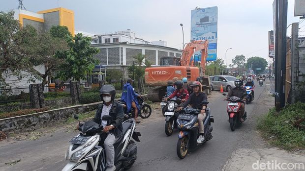 Pemberitahuan perbaikan jalan di ruas Ngawen-Kronggahan Gamping Sleman, Jumat (15/11/2024). Ruas jalan ini diperbaiki hingga 31 Desember 2024.