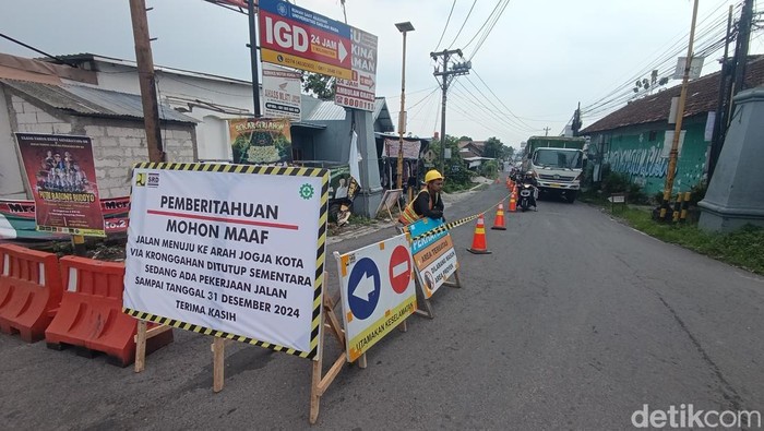 Pemberitahuan perbaikan jalan di ruas Ngawen-Kronggahan Gamping Sleman, Jumat (15/11/2024). Ruas jalan ini diperbaiki hingga 31 Desember 2024.