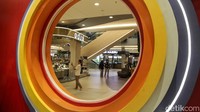 Pengunjung berbelanja di pusat perbelanjaan Living World Alam Sutera, Tangerang Selatan, Banten, Jumat (15/11/2024). Menko Perekonomian Airlangga Hartarto mendorong pertumbuhan ekonomi nasional dengan peningkatan pendapatan di sektor ritel.   