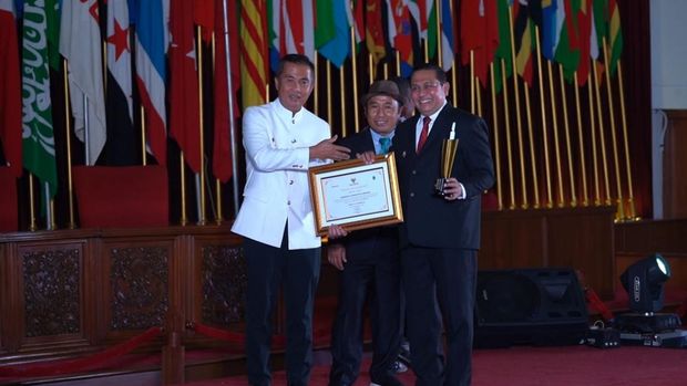 Pemkab Sumedang terima penghargaan.