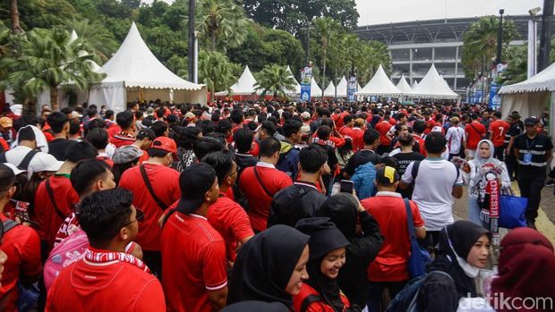 Sejumlah pendukung Timnas Indonesia mulai memadati Stadion Gelora Bung Karno, Jakarta, Jumat (15/11/2024).