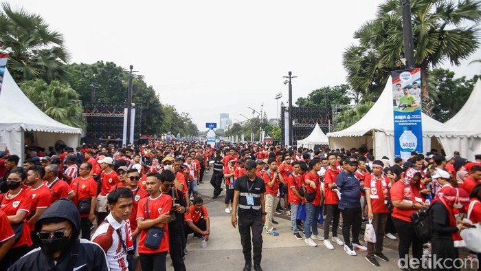 Sejumlah pendukung Timnas Indonesia mulai memadati Stadion Gelora Bung Karno, Jakarta, Jumat (15/11/2024).