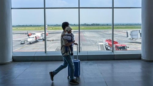 Sejumlah calon penumpang antre untuk melakukan proses check-in di Bandara Internasional Lombok, di Kecamatan Pujut, Praya, Lombok Tengah, NTB, Jumat (15/11/2024). PT Angkasa Pura I Bandara Lombok, NTB menyatakan aktivitas penerbangan di Bandara Lombok telah kembali normal setelah sebelumnya puluhan penerbangan dibatalkan dampak abu vulkanik letusan Gunung Lewotobi Laki-Laki di NTT pada Rabu (13/11/2024). ANTARA FOTO/Ahmad Subaidi/foc.