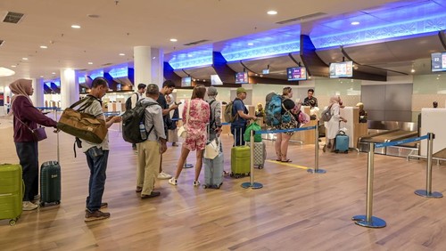 Sejumlah calon penumpang antre untuk melakukan proses check-in di Bandara Internasional Lombok, di Kecamatan Pujut, Praya, Lombok Tengah, NTB, Jumat (15/11/2024). PT Angkasa Pura I Bandara Lombok, NTB menyatakan aktivitas penerbangan di Bandara Lombok telah kembali normal setelah sebelumnya puluhan penerbangan dibatalkan dampak abu vulkanik letusan Gunung Lewotobi Laki-Laki di NTT pada Rabu (13/11/2024). ANTARA FOTO/Ahmad Subaidi/foc.