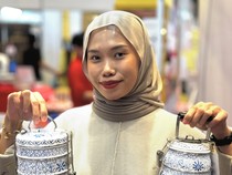 Keren! Wanita Disabilitas Ini Jago Melukis Rantang Cantik