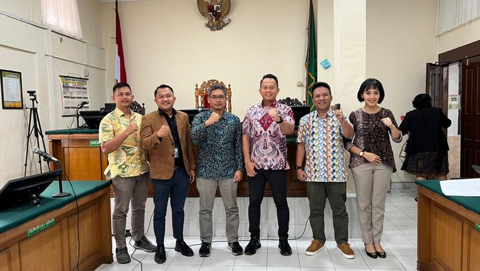 Penyidik Polda Riau usai sidang di PN Pekanbaru. (dok. Polda Riau)
