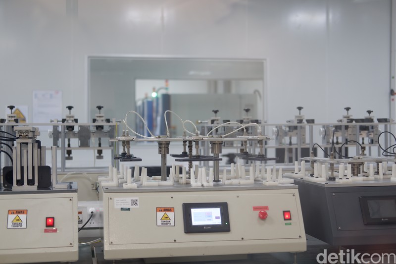 Perakitan Oppo Find X8 di Tangerang