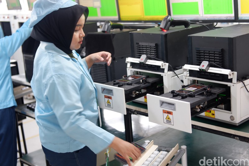 Perakitan Oppo Find X8 di Tangerang