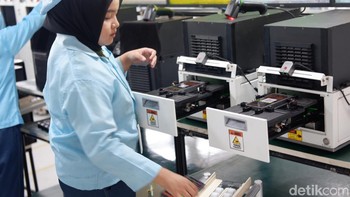Oppo Indonesia menerapkan Quality Management System (QMS) agar setiap lini produksi sejalan dengan standar pabrik Oppo di seluruh dunia. Penerapan teknologi dan metode dari pusat Oppo di Cina menjadi bagian dari transfer teknologi yang strategis. Tim khusus dari Indonesia bahkan dikirim untuk menjalani pelatihan intensif selama satu bulan di pabrik Cina, guna memastikan kesetaraan standar dan kompetensi. . Foto: Adi Fida Rahman/detikINET