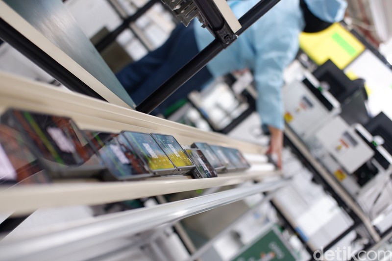 Perakitan Oppo Find X8 di Tangerang